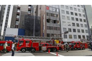 В японской Осаке из-за пожара в офисном здании при смерти находятся 27 человек