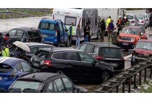 В Германии из-за ледяного дождя столкнулись около 50 автомобилей