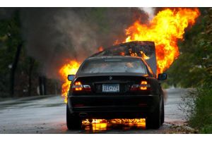 Во французском Лионе участники беспорядков сожгли несколько машин