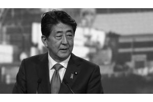 Экс-премьер Японии Синдзо Абэ скончался после вооруженного нападения