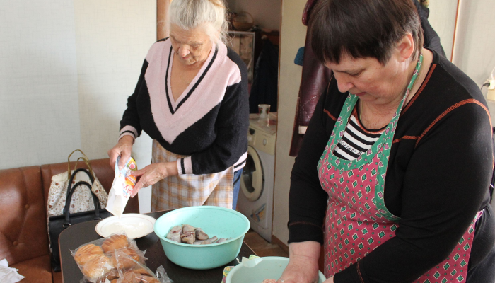 Посетительницы Добрушского ТЦСОН накрыли обеденный стол для  людей с инвалидностью