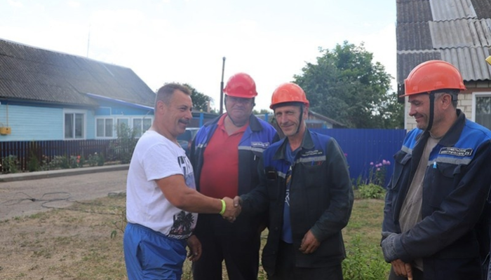 Работники Добрушского РЭС помогли возобновить подачу электроэнергии в домовладения Буда-Кошелевского района