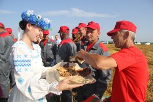 Районный праздник “Зажинки” с сохранением традиций прошел в сельхозпредприятии “Завидовское”