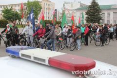Участников областного велопробега "Вместе под флагом страны" в Добруше встретили хлебом, солью и национальными песнями