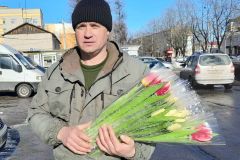 Весна, цветы, улыбки: атмосфера в Добруше в день 8 Марта 