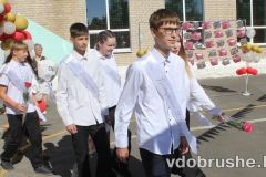Выпускников СШ номер 5 Добруша проводили со школьного двора