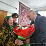 Жительнице агрогородка Корма передали медаль, которой наградили ее дядю Михаила Овсиенко в августе 1944 года
