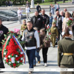 Участники международного мотопробега возложили цветы к монументу Победы и передали капсулы с землей в Храм-памятник в честь Всех Святых
