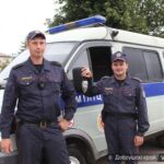 Мужской поступок. В Добруше правоохранители помогли отбуксировать с железнодорожных путей неисправный микроавтобус