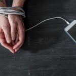 Как отучить себя от «залипания» в телефон?
