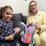 И единороги для будущей отличницы. Парламентарий Юлия Волкова поздравила многодетную семью из Добруша с началом нового учебного года