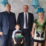 В школу – с рюкзаком и улыбкой: руководители Добрушского района вручили портфели будущим первоклассникам
