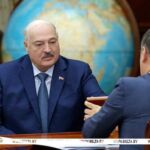 Первый экземпляр золотой монеты, изготовленной полностью из белорусского сырья на гомельском заводе «Кристалл», глава Нацбанка Роман Головченко передал Александру Лукашенко