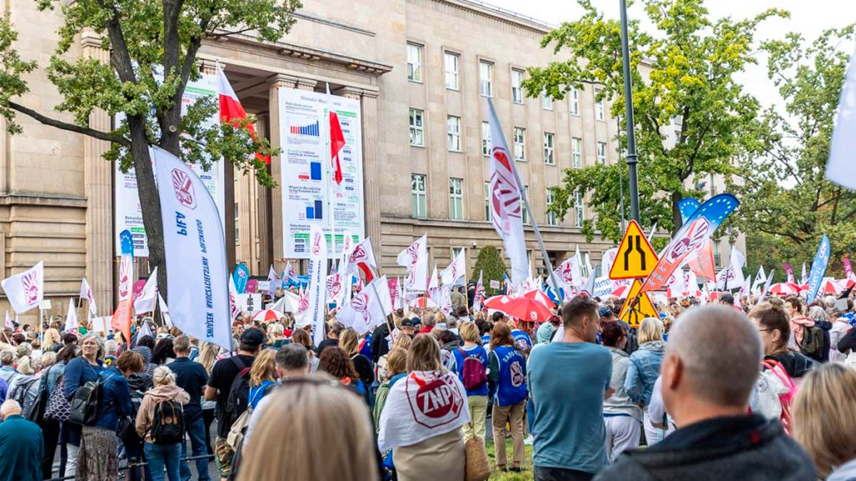 Пока белорусские педагоги у доски, их зарубежные коллеги – на улицах