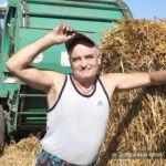 Работнікі «Калінінскага» збіраюць салому,  што засталася пасля жніва