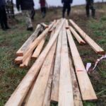 В помощь сельчанам: представители руководства Добрушского района, работники нескольких отделов райисполкома, а также коммунальщики восстанавливают ограждение загона для телят на ферме «Прудовка» СУП «Тереховка-Агро»