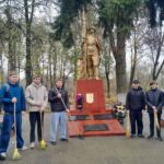 С уважением к подвигу и памяти: старшеклассники Тереховской СШ 1 навели порядок вокруг мемориалов в горпоселке
