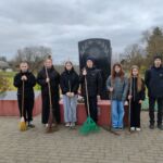 В День Октябрьской революции волонтерский отряд «Милосердие» Круговец-Калининской средней школы Добрушского района провел очень важную и символичную акцию.