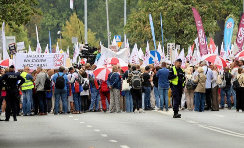 В Польше  катастрофически не хватает учителей,  а из-за демографического кризиса массово закрываются школы