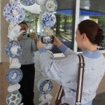 Селфи из Добруша в обрамлении чашек. При входе на Добрушский фарфоровый завод установили арт-объект с рамой из посуды