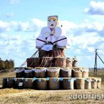 Вас приветствует барышня! На повороте в агрогородок Иговка Добрушского района гостей встречает монументальная скульптура из соломы