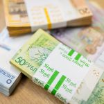 Мошенники обманом вынудили жительницу Добруша отдать их курьеру около 11 тысяч рублей.  Подробностями истории поделились следователи