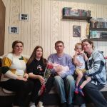 Для молодых папы и мамы. На старте Недели родительской любви лидер профсоюза работников агропромышленного Добрушского района Ольга Мельникова навестила молодую семью Ксензовых из «Утевского»