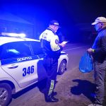 Сотрудники ОГАИ Добруша проверили, добросовестно ли горожане относятся к требованию носить фликер в темное время суток
